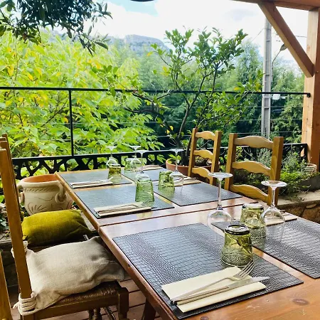 Hotel Logis Restaurant Le Grand Puech Mimet